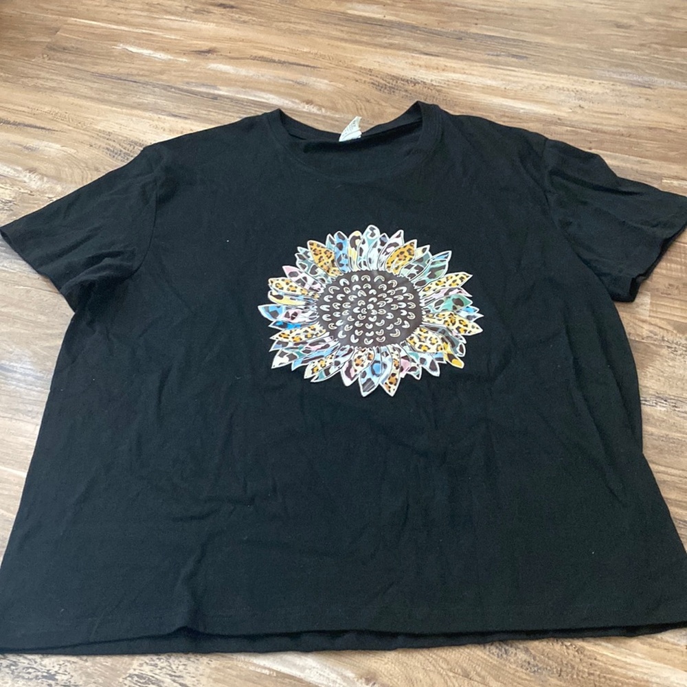 Womens 2xl shirt top pretty NWOT